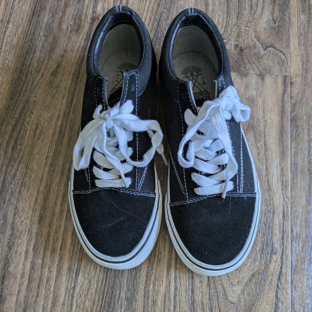 5 For $20 Konkrete Black and White Low-Top Canvas Sneakers Size 7